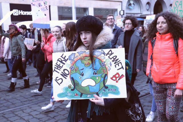 Za klima stávkovaly tisíce studentů v Praze | foto: Matěj Schneider,  Český rozhlas