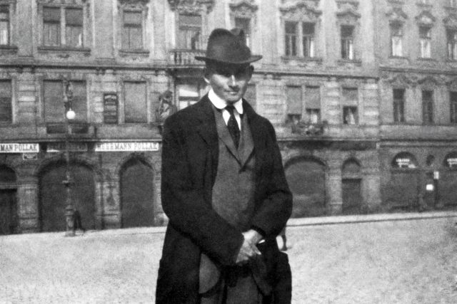 Spisovatel Franz Kafka na Staroměstském náměstí v letech 1920–21 | foto: ČTK