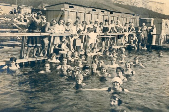 Dámský bazén v Prvních podolských lazních,  později znamých jako Žluté lazně | foto: Vyšehradskej jezdec