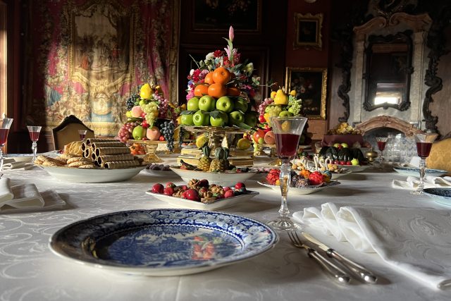 Konfigurace barokního stolu  v jídelně na zámku Konopiště | foto: Milan Svoboda