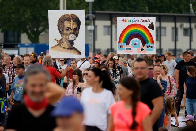 Demonstrace proti koronavirovým opatřením v německém Stuttgartu,  9. května 2020 | foto: Profimeda