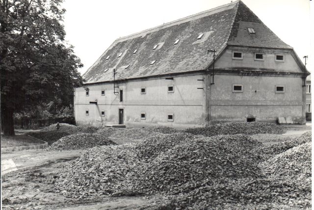 Muzeum T. G. Masaryka v Lánech,  budování parkoviště,  90. léta,  někdejší sýpka | foto: Archiv Muzea T. G. Masaryka v Lánech