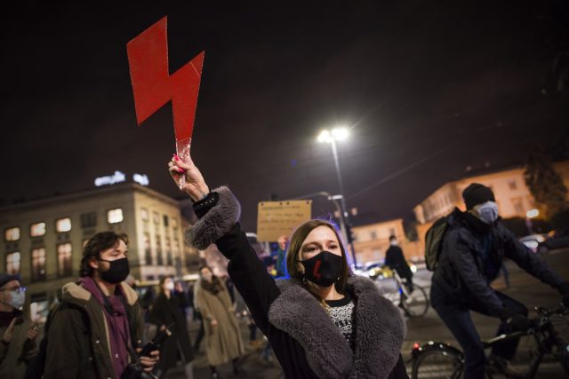 Už přes měsíc zmítají Polskem demonstrace proti dalšímu zpřísnění protipotratových zákonů | foto: Fotobanka Profimedia