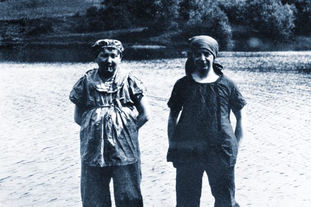 Spisovatelé Jaroslav Hašek  (vlevo) a Z. M. Kuděj na výletě v roce 1914. Fotografie zaslali do redakce Světozoru s textem &quot;To jsou následky Svojsíkovy výchovy | foto: ČTK