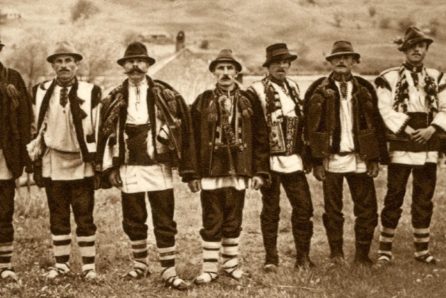 Huculové,  obyvatelé Podkarpatské Rusi v lidových krojích,  kolem roku 1920 | foto: Library of Congress,  CC0 1.0