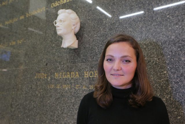Sochařka Magdalena Roztočilová před bustou Milady Horákové | foto: Petr Eret,  MAFRA/Profimedia