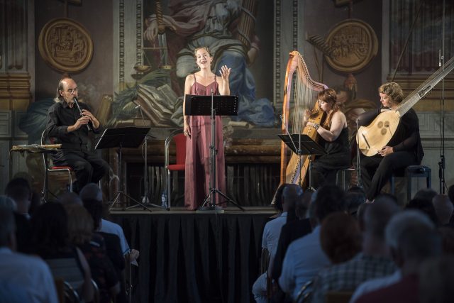 Jowan Merckx - fletny,  Lore Binon - soprán,  Sarah Louise Ridy - harfa | foto: Petra Hajská