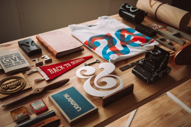 Artistic flatlay | foto: Jeff Sheldon,  Unsplash