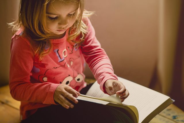 Jak můžeme u dětí podpořit zálibu ve čtení? | foto: Jonathan Borba,  Unsplash,  CC BY 1.0