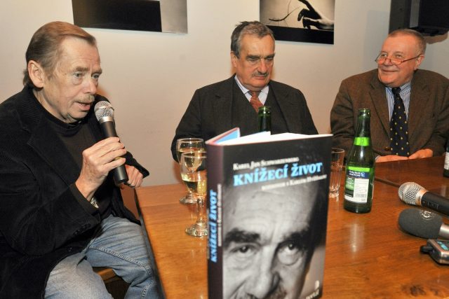 Zleva Václav Havel,  Karel Schwarzenberg a Karel Hvížďala představují knihu rozhovorů Knížecí život | foto: Michal Doležal,  ČTK