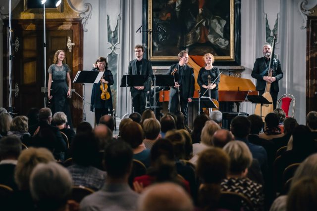 Soubor Collegium Marianum s uměleckou vedoucí Janou Semerádovou,  Tereziánský sál Břevnovského kláštera v Praze,  2. listopadu 2022 | foto: Petr Chodura,  Collegium Marianum