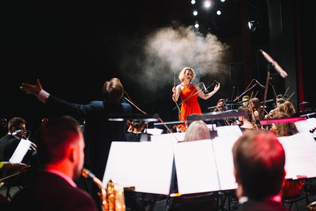 Ženy v čele velkých orchestrů jsou jen otázkou času. Kojila jsem i při premiéře,  říká dirigentka | foto: Police symphony Orchestra  (PSO)