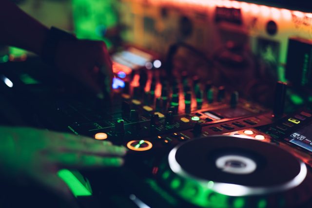 DJ,  noční klub | foto: Krys Amon,  Unsplash