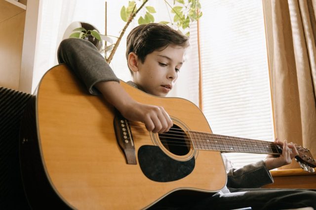 kluk,  chlapec,  kytara,  hudební nástroj | foto: Pexels,  CC0 1.0