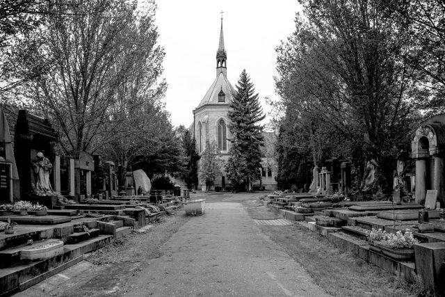 Novogotická kaple sv. Václava dominující středu Vinohradského hřbitova | foto: Marie Leličová,  Institut plánování a rozvoje hlavního města Prahy