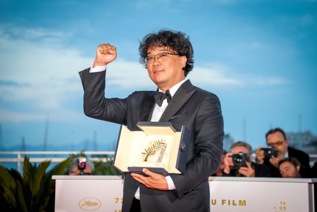 Režisér Bong Joon-ho se Zlatou palmou v Cannes | foto: Profimedia