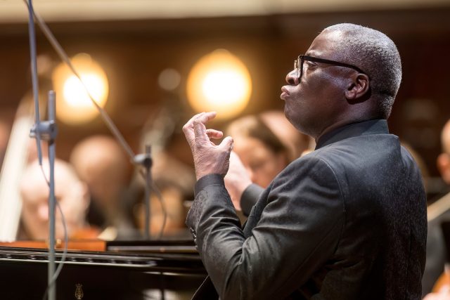 SOČR a dirigent Wayne Marshall | foto: Vojtěch Brtnický,  SOČR