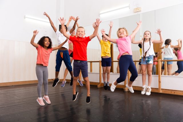 Přibudou na základních školách další předměty jako filmová,  taneční a dramatická výchova? | foto: Shutterstock