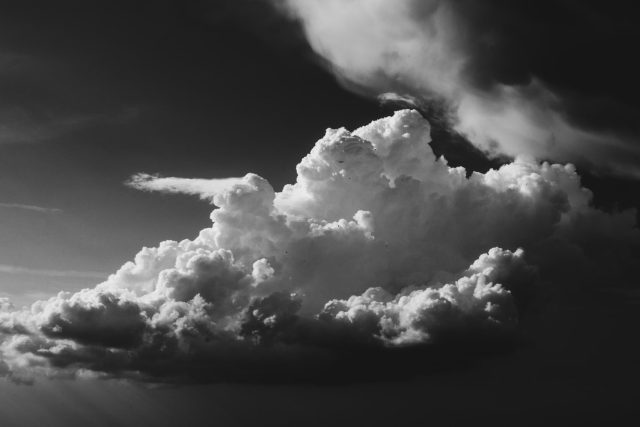 mrak,  obloha | foto: Daniel Páscoa,  Unsplash,  CC0 1.0