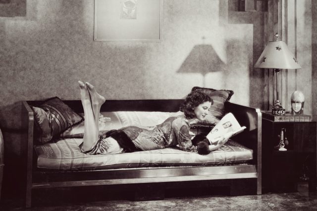 Žena si čte noviny,  1950  (ilustrační foto) | foto: Shutterstock