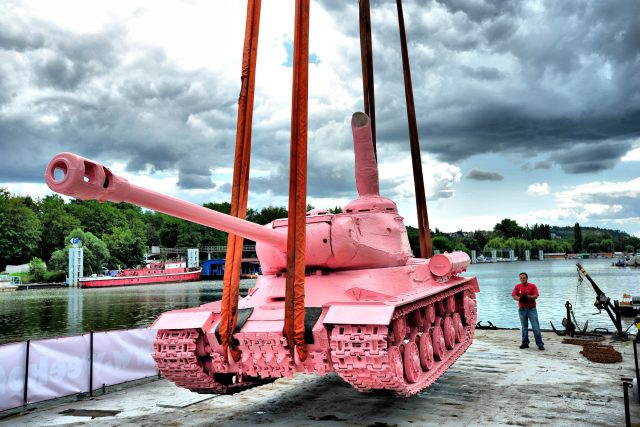 David Černý: Růžový tank | foto: Fotobanka Profimedia