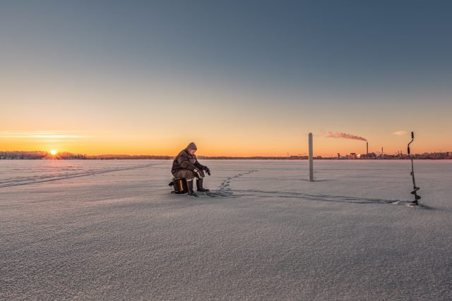 Finský rybář u Helsinek,  zima,  led,  západ slunce,  Skandinávie | foto: Carlos &quot;Grury&quot; Santos,  Unsplash,  CC BY 1.0