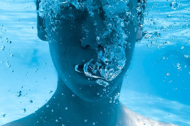 Pod vodou | foto: Senya Zhukavin,  Unsplash,  Licence Unsplash