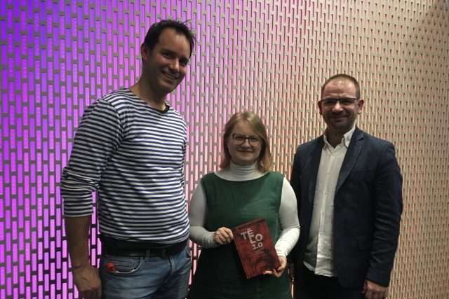 Autoři publikace Tělo 3.0 byli hosté ArtCafé. Zleva filosof Ondřej Švec,  porodní asistentka Magdaléna Ezrová a kulturolog Martin Soukup | foto: Tereza Lišková