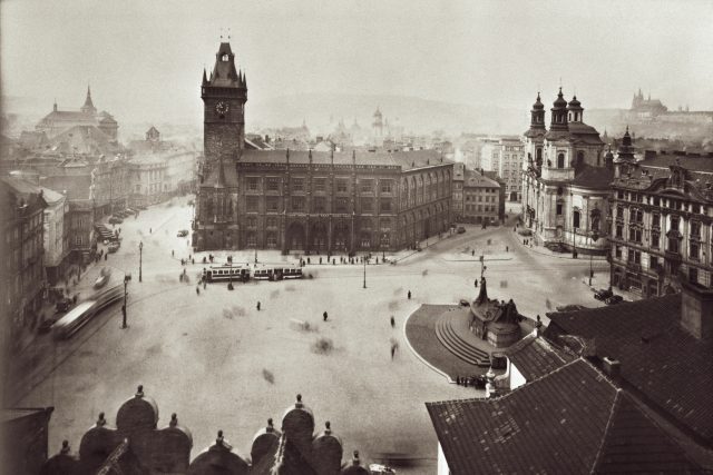 Pohled z věže Týnského chrámu na Staroměstské náměstí s budovou radnice,  chrámem sv. Mikuláše a pomníkem Mistra Jana Husa,  1932 | foto: ČTK