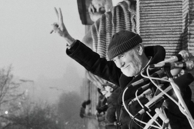 Herec a režisér Národního divadla Miroslav Macháček při vystoupení na manifestaci 4.prosince 1989 | foto: Libor Hajský,  ČTK
