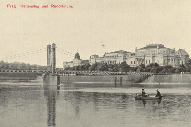 Rudolfinum,  1911,  v pozadí budova dnešní Taneční konzervatoře Na Rejdišti | foto: Profimedia