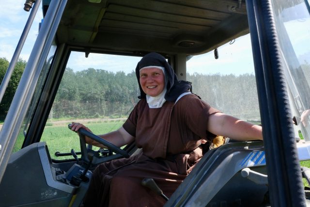 Sestra Terezka seká trávu. Některé řeholnice se naučily nejen řídit traktor,  ale také ovládat křovinořez nebo motorovou pilu | foto: Magdaléna Medková