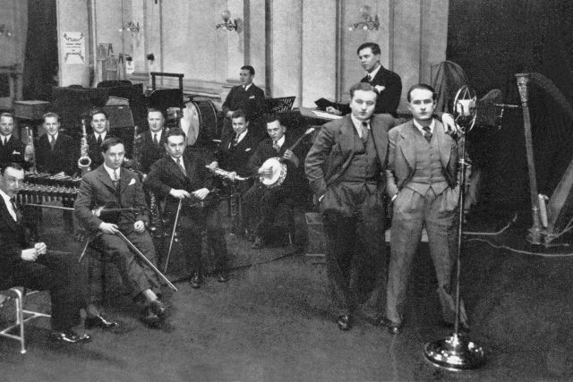 Jan Werich  (vlevo) a Jiří Voskovec s Ježkovým orchestrem v roce 1932 | foto: ČTK