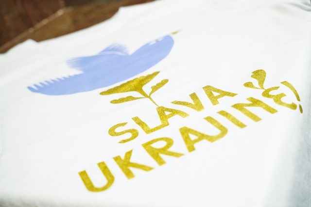 Detail trička Sláva Ukrajině,  design Maria Makeeva | foto: Czech Grand Design