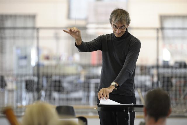 Dirigent Bruno Ferrandis | foto: Martin Popelář