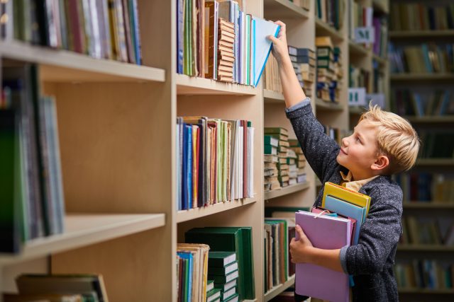 V posledních deseti letech roste v Česku počet dětí,  které si čtou pro zábavu | foto: Shutterstock