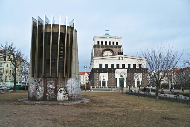 Výdech ventilace metra u stanice Jiřího z Poděbrad,  dílo sochaře Petra Šedivého | foto: Richard Mundl,  ČTK