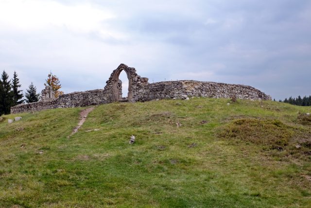 Nevšední putování Slavkovským lesem,  zbytky kostela svatého Mikuláše | foto: Miroslav Buriánek,  Český rozhlas