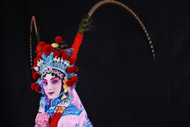 Pekingská opera je nedílnou součástí čínské historie. Snoubí v sobě zpěv,  hudbu,  herectví,  tanec i bojové umění | foto: Profimedia