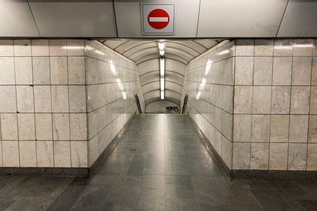 Prázdná přestupová chodba metra A ve stanici Muzeum | foto: Jonáš Zbořil,  Český rozhlas,  Český rozhlas