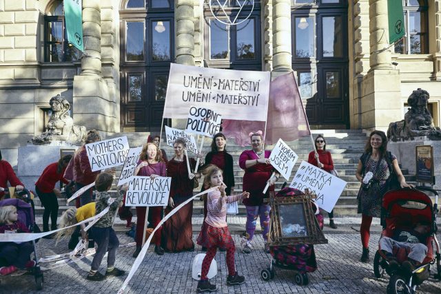 Manifest Mothers Artlovers 12. 10. 2019 před galerií Rudolfinum. | foto: Bet Orten,  Mothers Artlovers