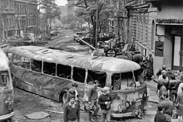 Budova Československého rozhlasu v srpnu 1968 | foto: autor neznámý,  Archivní a programové fondy Českého rozhlasu