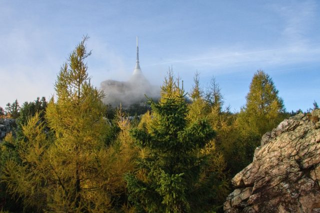 Kolem Ještědu –⁠ tam knihy,  lidé i domy zarůstají do reliéfu | foto: Jaroslav Hoření,  Český rozhlas