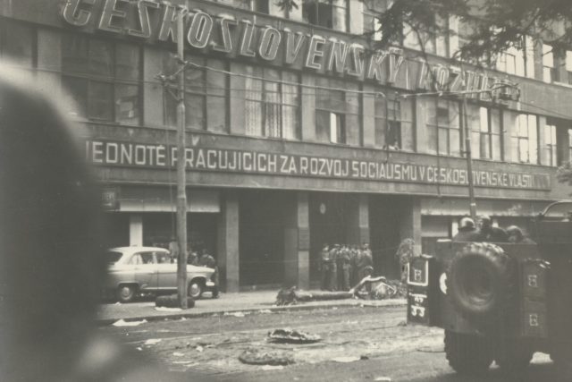 Budova rozhlasu na Vinohradské 12 v době invaze v roce 1968 | foto: Eliška Háková,  Český rozhlas