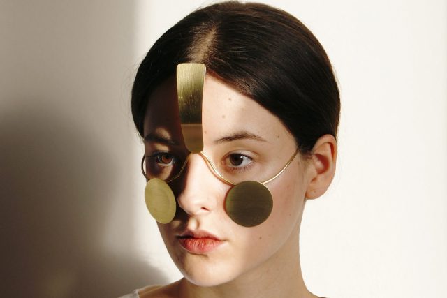 Umění blízké budoucnosti: Maskuj se šperkem proti kamerám společnosti věčného dohledu | foto: Ewa Nowak,  Studio NOMA