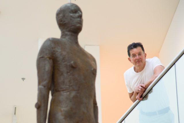 Antony Gormley s jedním ze svých objektů v galerii v Londýně | foto: Profimedia