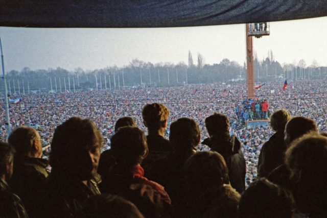 17. listopad 1989. Vltava si připomíná revoluční dny koncertem pro svobodu a demokracii | foto: Jan Vodňanský
