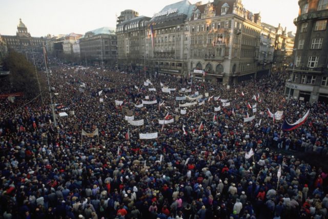 Václavské náměstí,  listopad 1989 | foto: Post Bellum