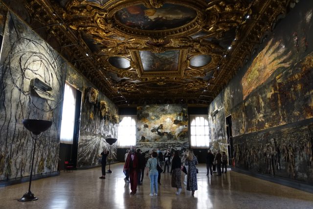 Anselm Kiefer,  výstava Questi scritti,  quando verranno bruciati,  daranno finalmente un po’ di luce. Palazzo Ducale,  Benátky | foto: Pavla Melková,  Český rozhlas