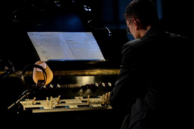 Miroslav Beinhauer a šestinotónové harmonium | foto: Martin Popelář,  Ostravské centrum nové hudby